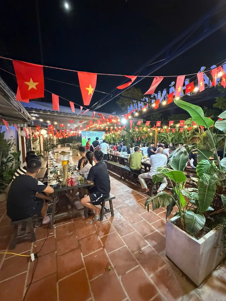 Khu ăn trong vườn có cờ và đèn