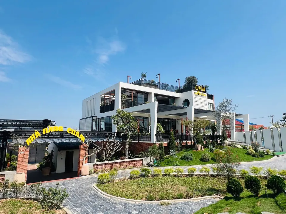 Tòa nhà Nhà Chăm dưới trời xanh
